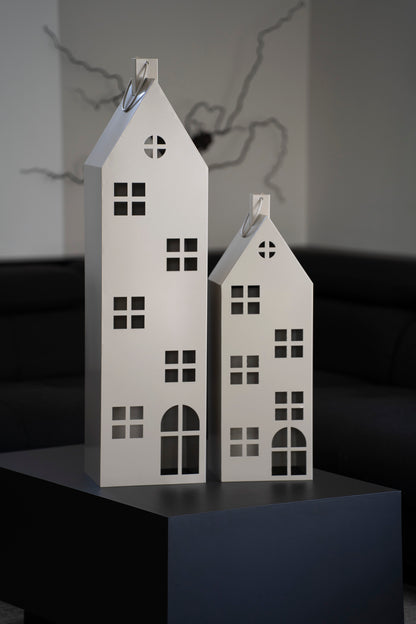 Modernes Laternen-Set in Hausform aus Metall