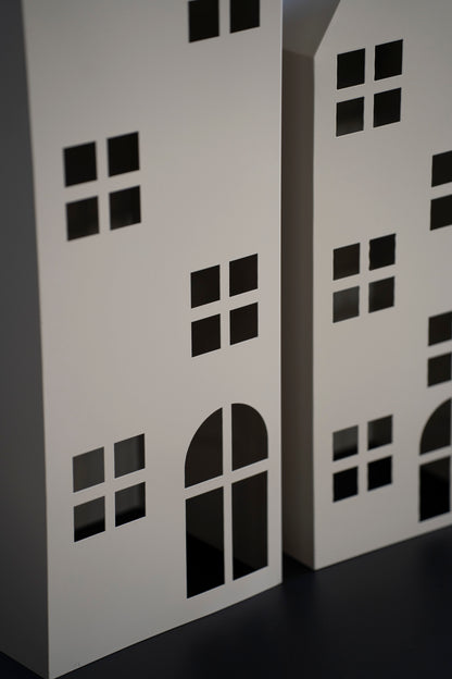 Modernes Laternen-Set in Hausform aus Metall