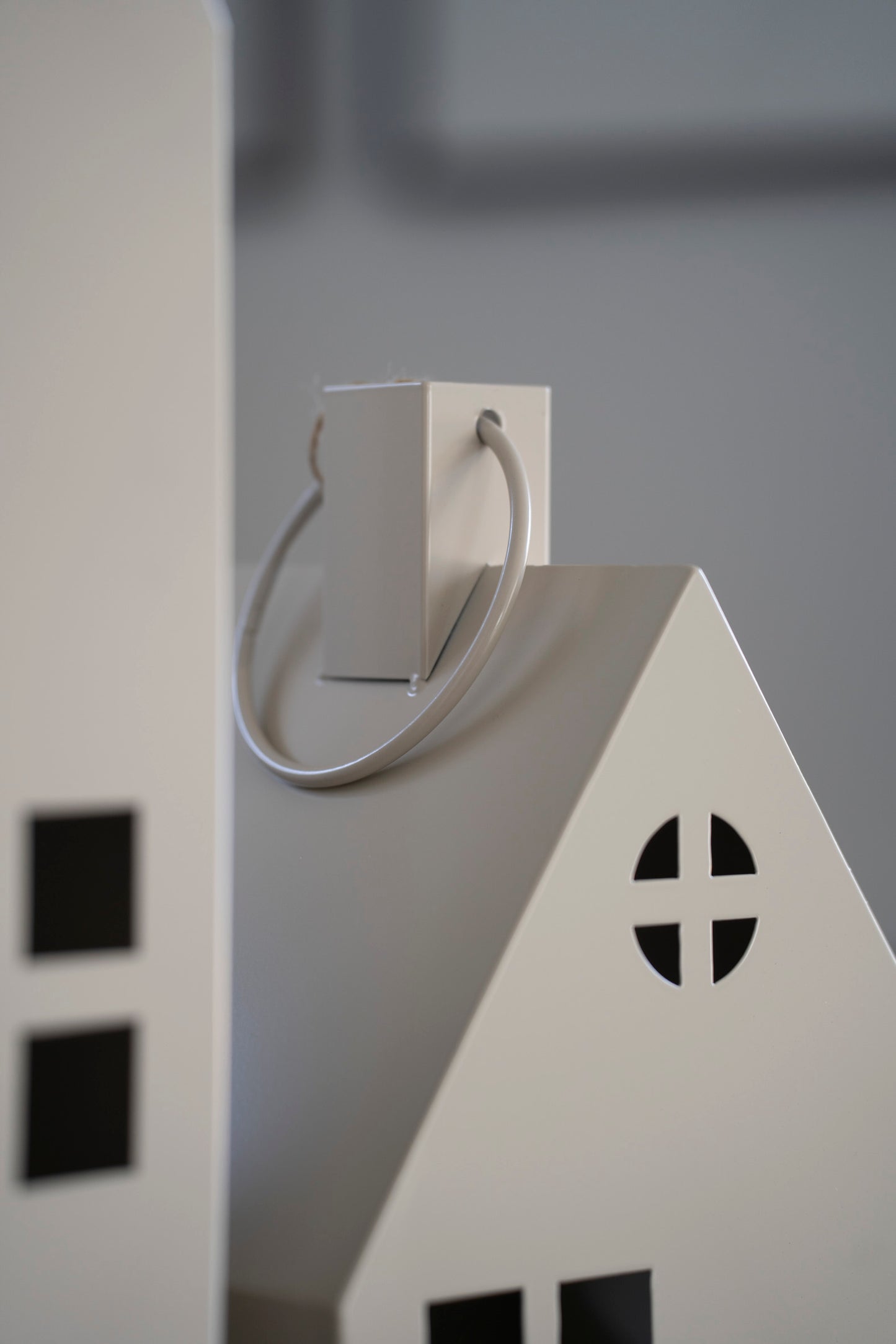 Modernes Laternen-Set in Hausform aus Metall