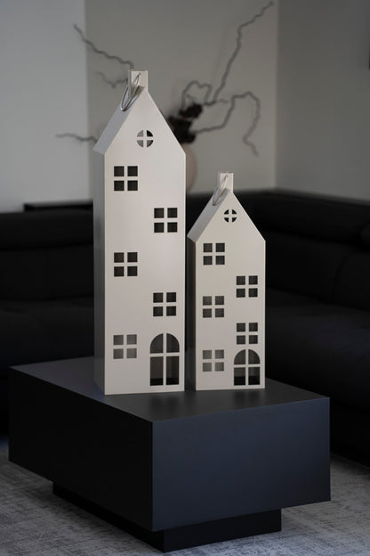 Modernes Laternen-Set in Hausform aus Metall