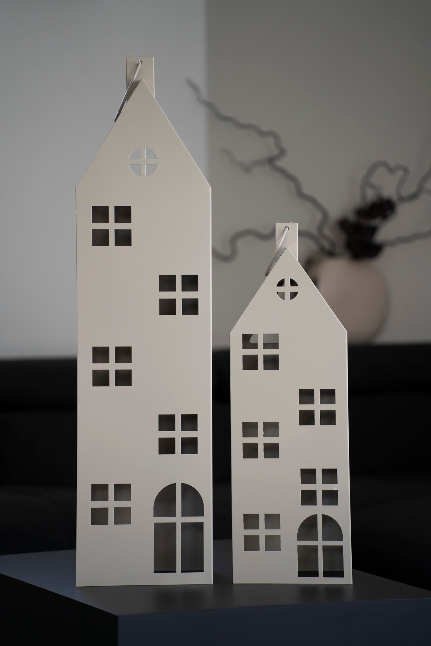 Modernes Laternen-Set in Hausform aus Metall