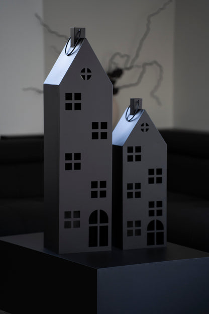 Modernes Laternen-Set in Hausform aus Metall