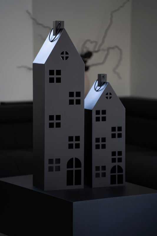 Modernes Laternen-Set in Hausform aus Metall