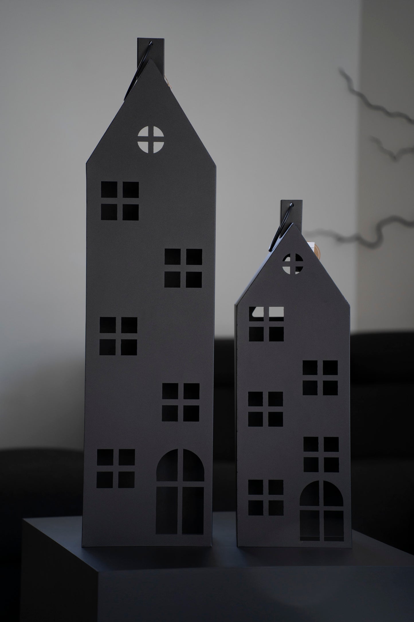 Modernes Laternen-Set in Hausform aus Metall