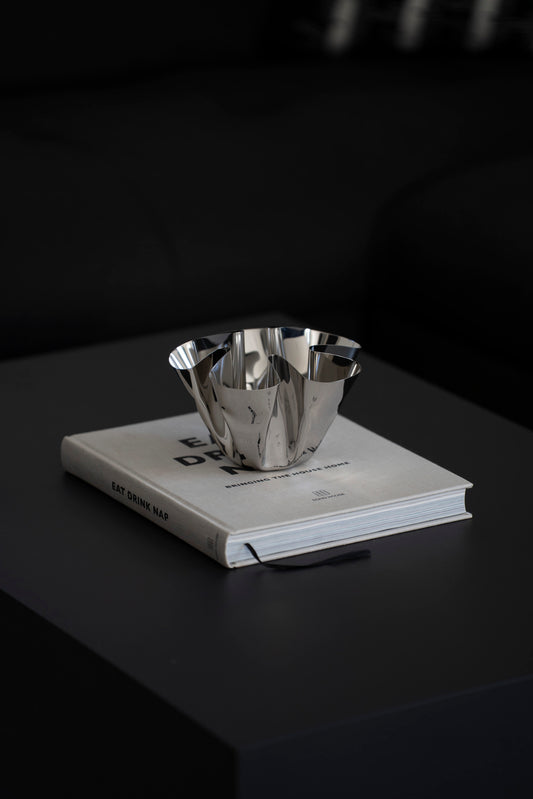 Modernes Windlicht oder Vase aus hochglanzpoliertem Edelstahl mit Wellenform