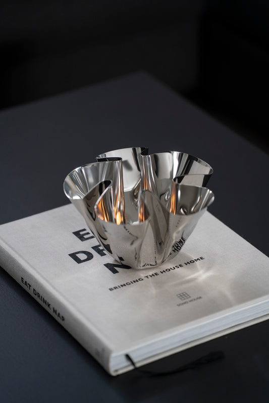 Modernes Windlicht oder Vase aus hochglanzpoliertem Edelstahl mit Wellenform