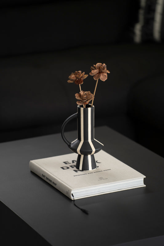 Keramikvase schwarz gestreift – Design Vase mit Henkel modern