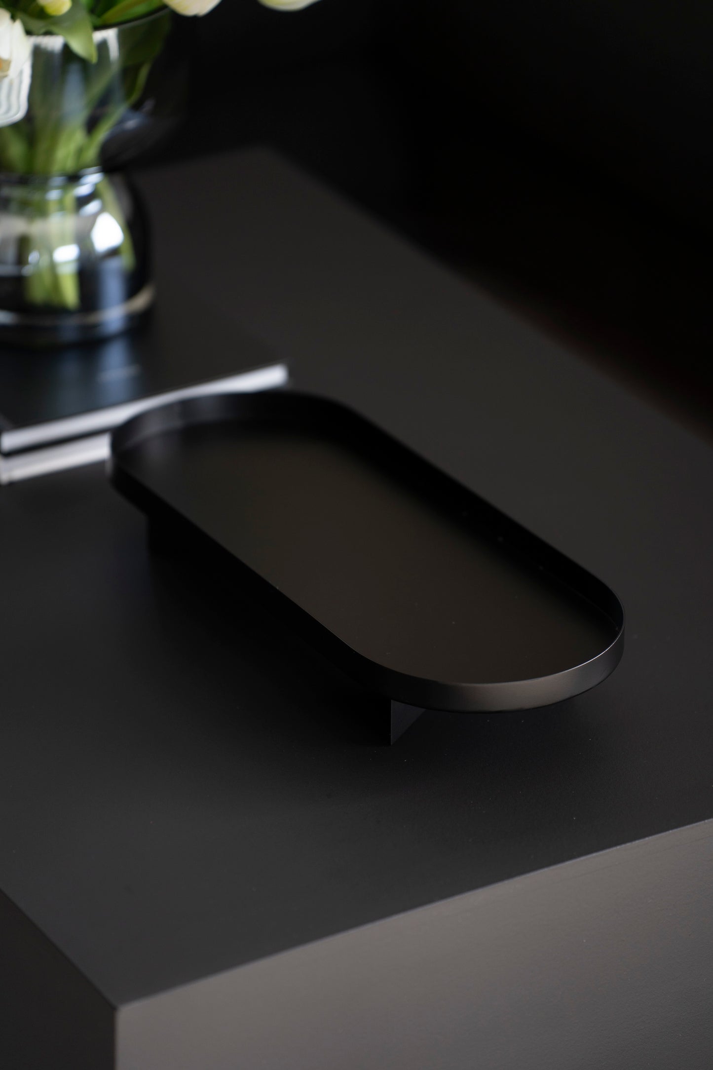 Schwarzes Metalltablett mit Fuß – modern & minimalistisch