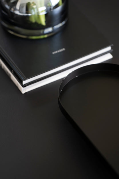 Schwarzes Metalltablett mit Fuß – modern & minimalistisch