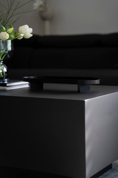 Schwarzes Metalltablett mit Fuß – modern & minimalistisch