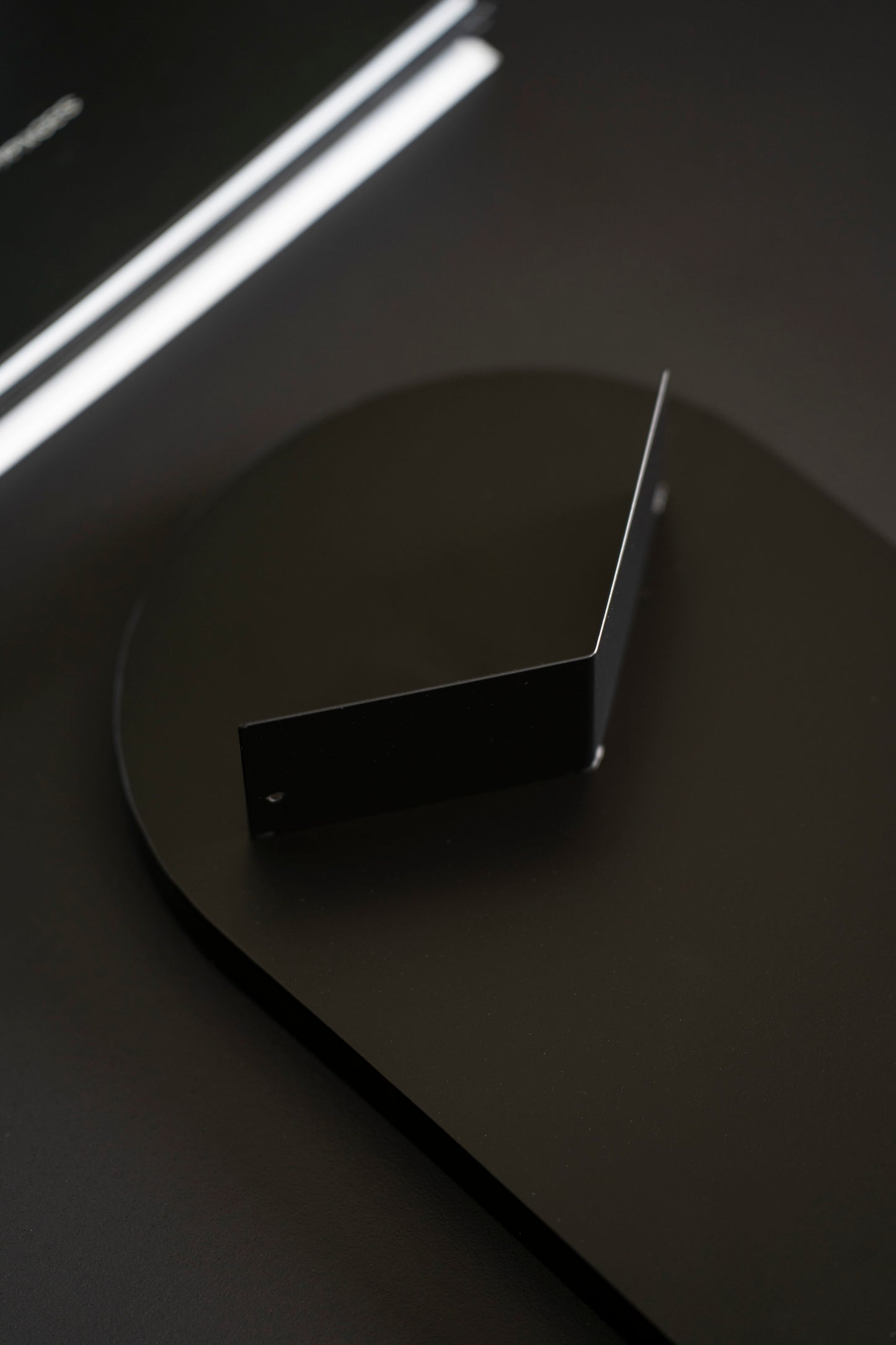 Schwarzes Metalltablett mit Fuß – modern & minimalistisch