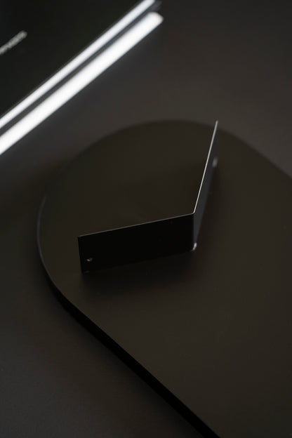 Schwarzes Metalltablett mit Fuß – modern & minimalistisch