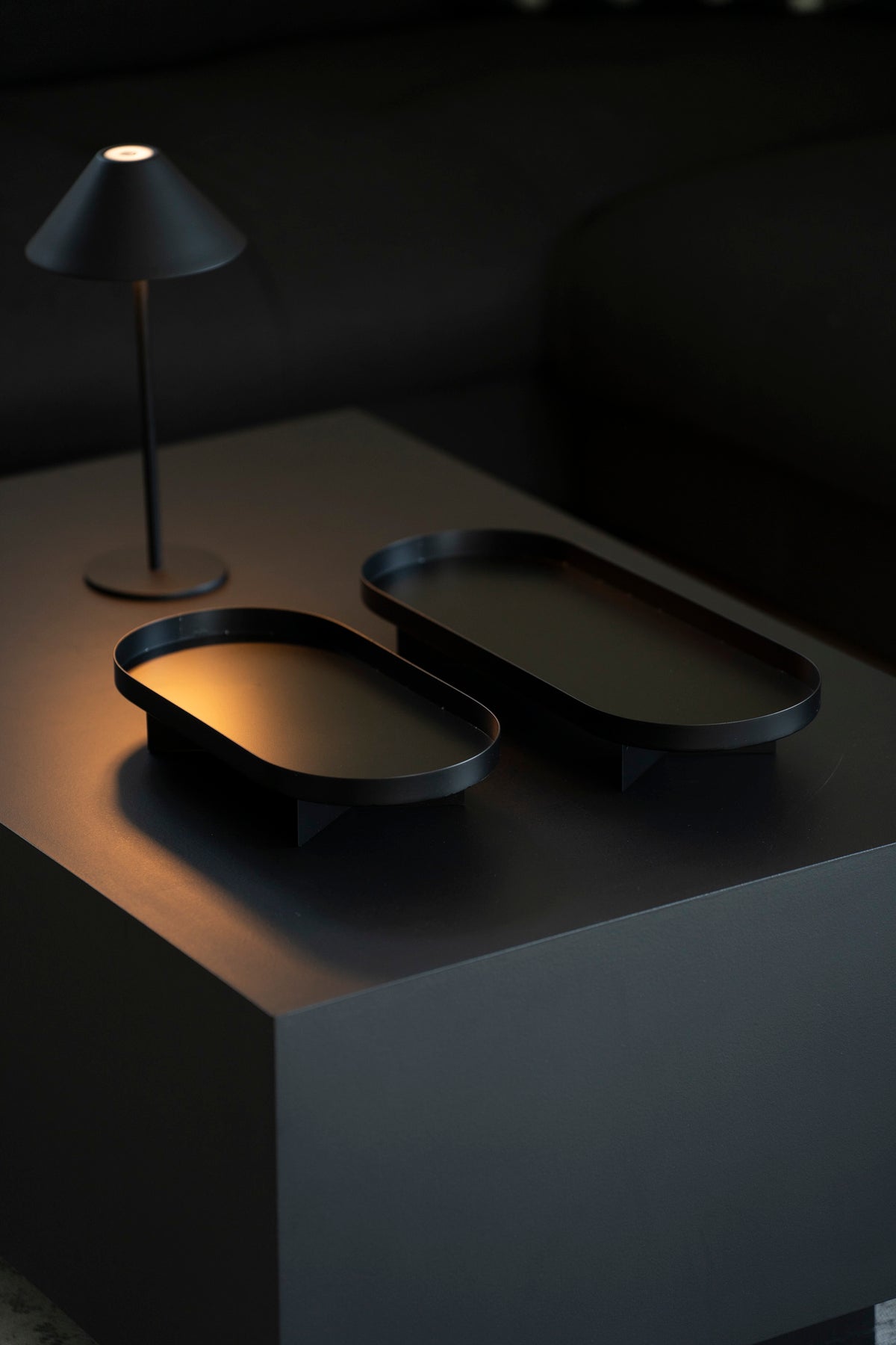 Schwarzes Metalltablett mit Fuß – modern & minimalistisch