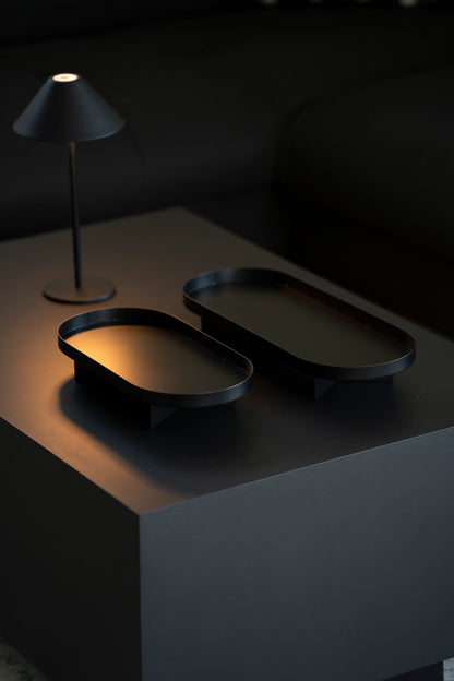 Schwarzes Metalltablett mit Fuß – modern & minimalistisch