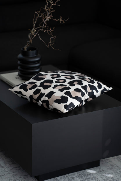 Quadratisches Dekokissen mit elegantem Leoparden-Print