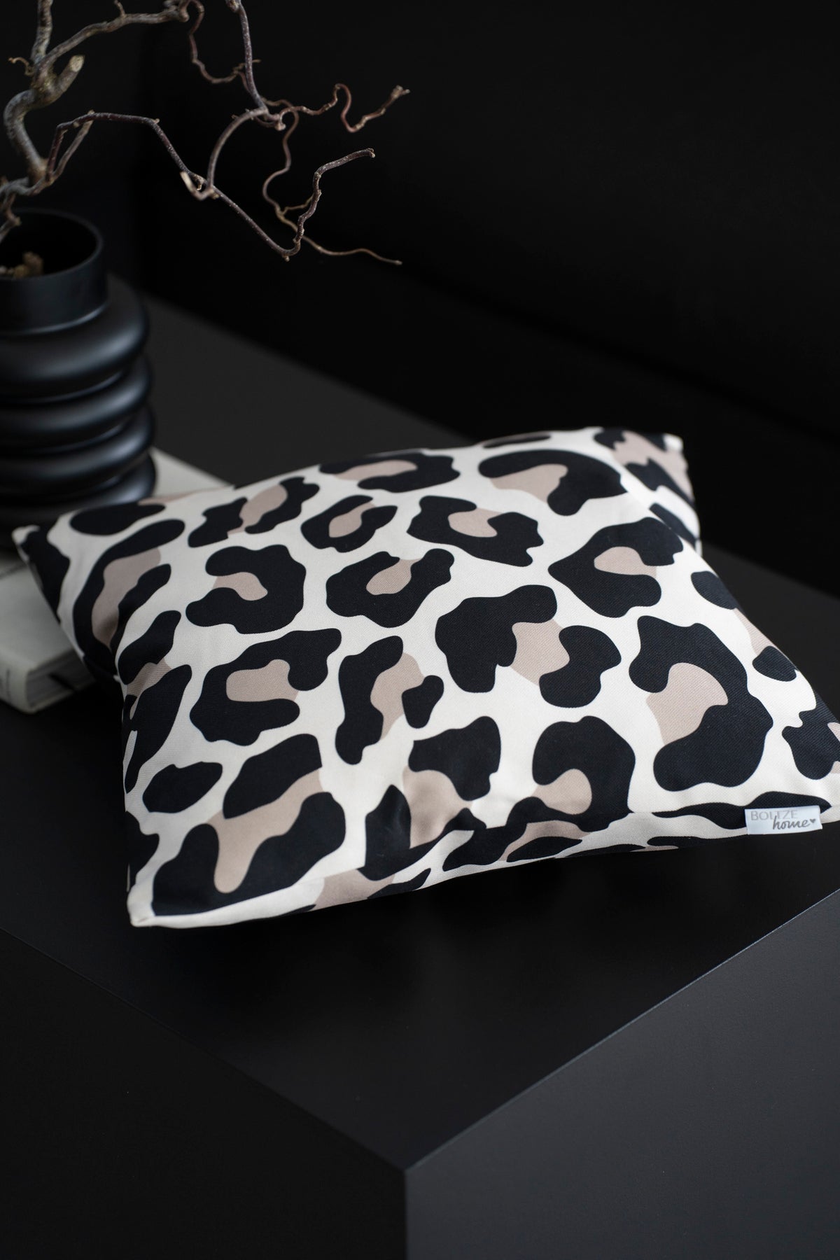 Quadratisches Dekokissen mit elegantem Leoparden-Print