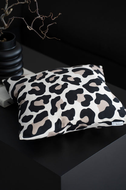 Quadratisches Dekokissen mit elegantem Leoparden-Print
