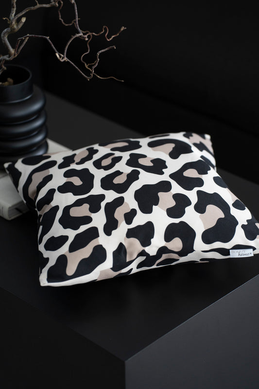 Quadratisches Dekokissen mit elegantem Leoparden-Print