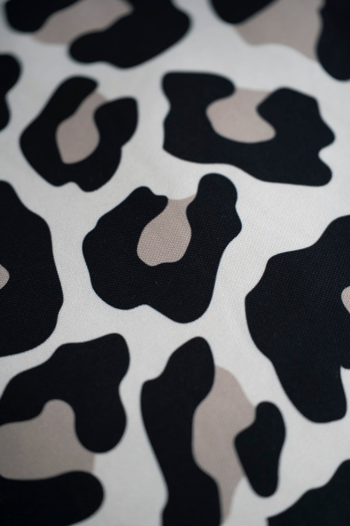 Quadratisches Dekokissen mit elegantem Leoparden-Print
