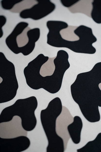 Quadratisches Dekokissen mit elegantem Leoparden-Print