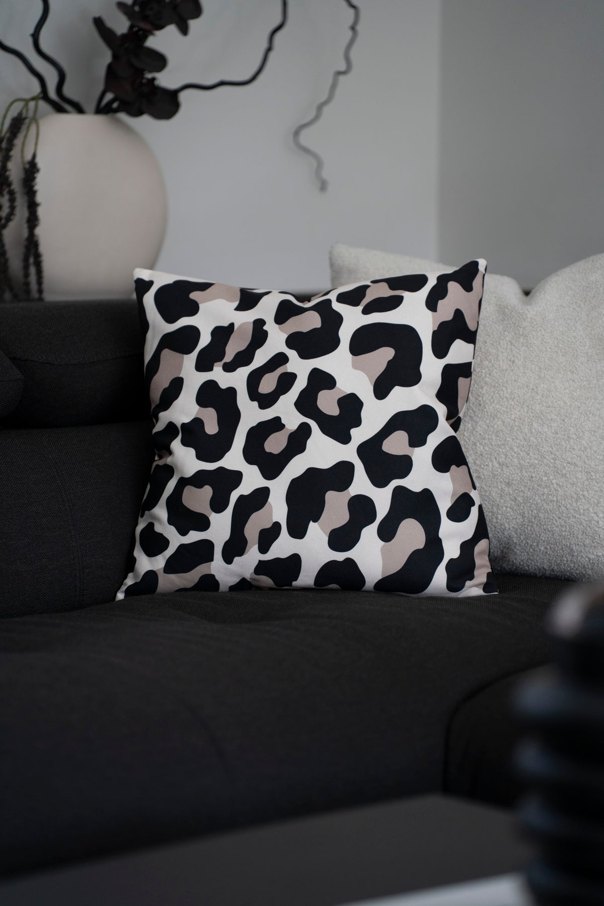 Quadratisches Dekokissen mit elegantem Leoparden-Print