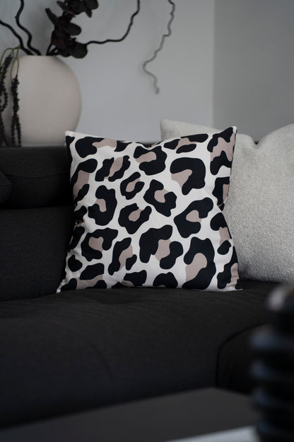 Quadratisches Dekokissen mit elegantem Leoparden-Print