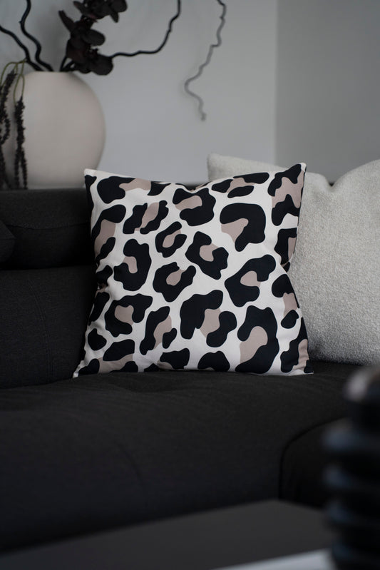 Quadratisches Dekokissen mit elegantem Leoparden-Print
