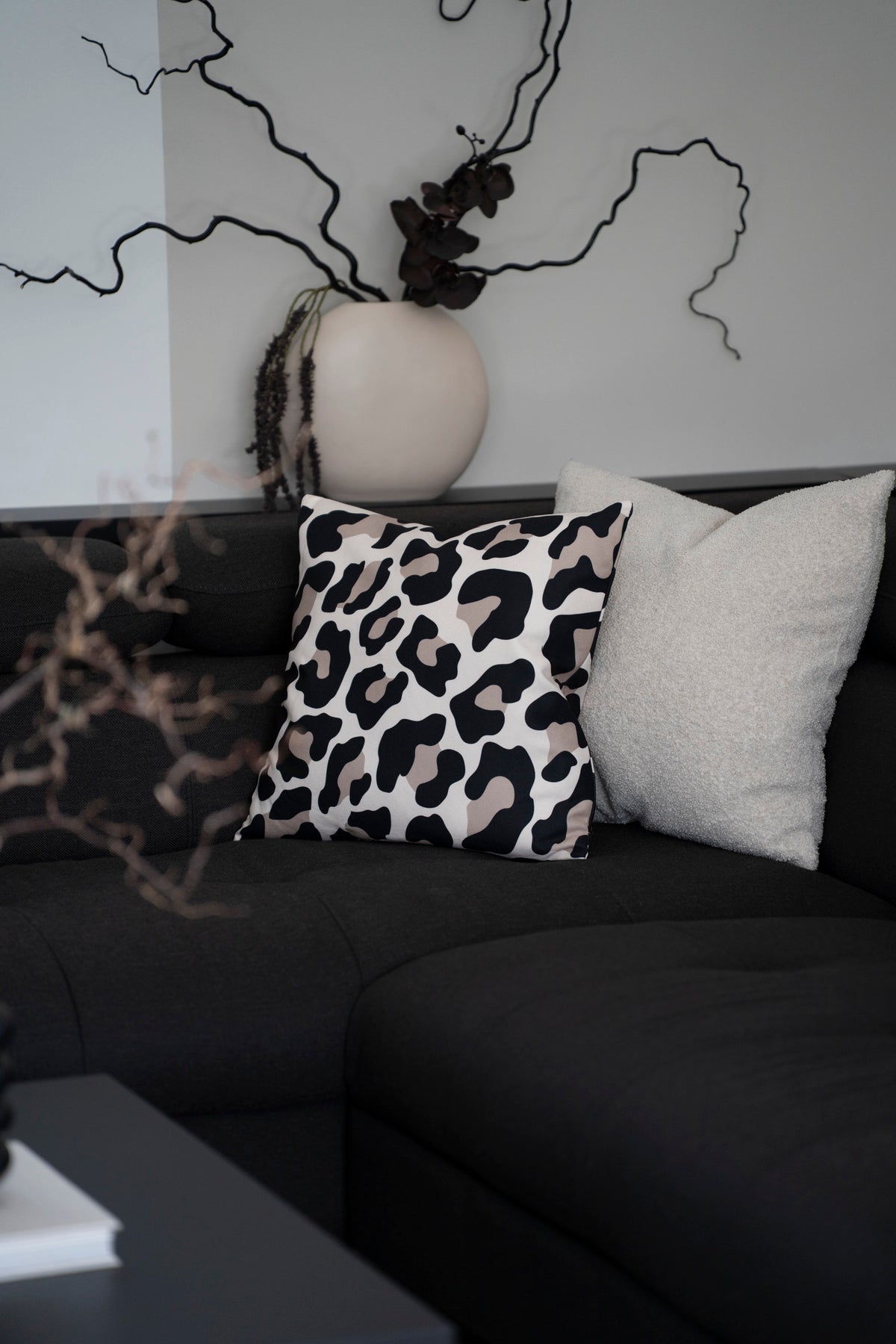 Quadratisches Dekokissen mit elegantem Leoparden-Print