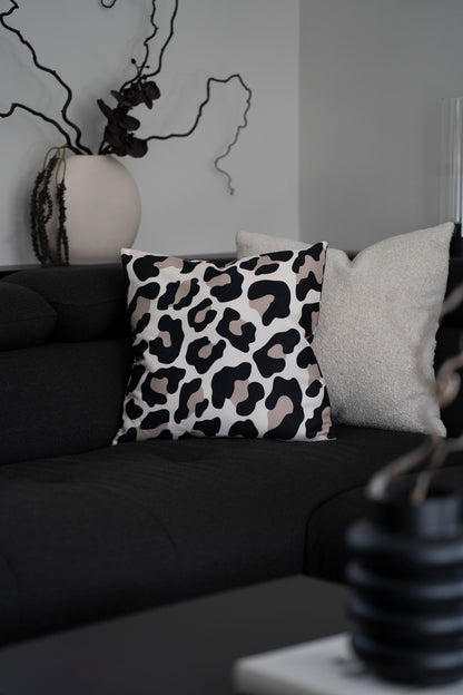 Quadratisches Dekokissen mit elegantem Leoparden-Print