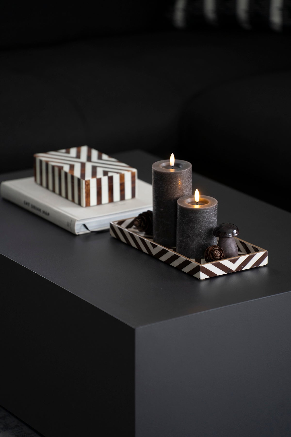 Dekorative Box mit geometrischem Streifenmuster in Hornoptik