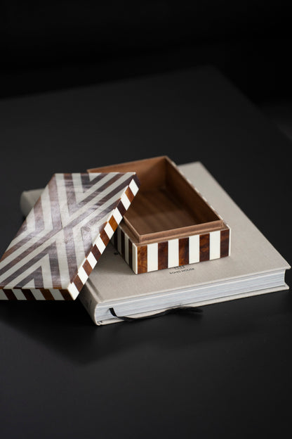 Dekorative Box mit geometrischem Streifenmuster in Hornoptik