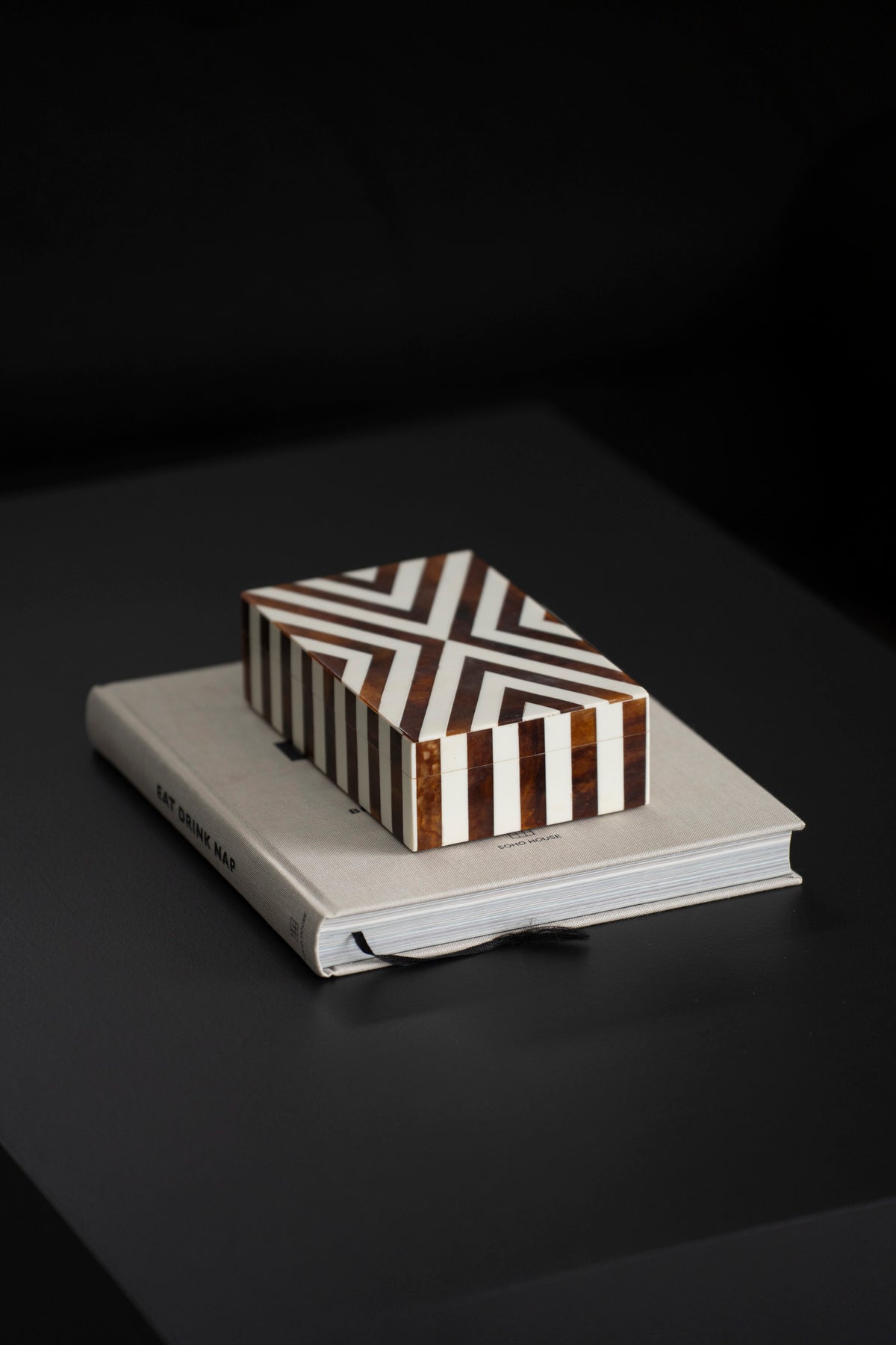 Dekorative Box mit geometrischem Streifenmuster in Hornoptik