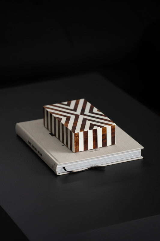 Dekorative Box mit geometrischem Streifenmuster in Hornoptik