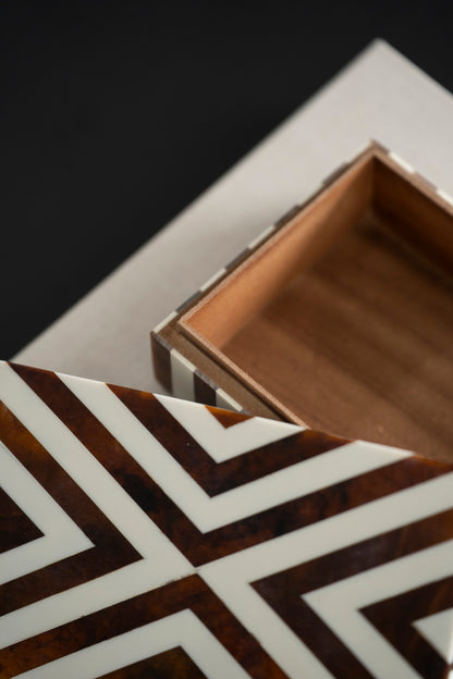 Dekorative Box mit geometrischem Streifenmuster in Hornoptik