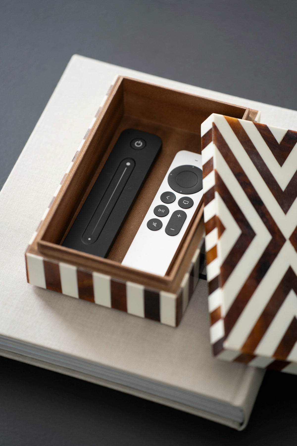 Dekorative Box mit geometrischem Streifenmuster in Hornoptik