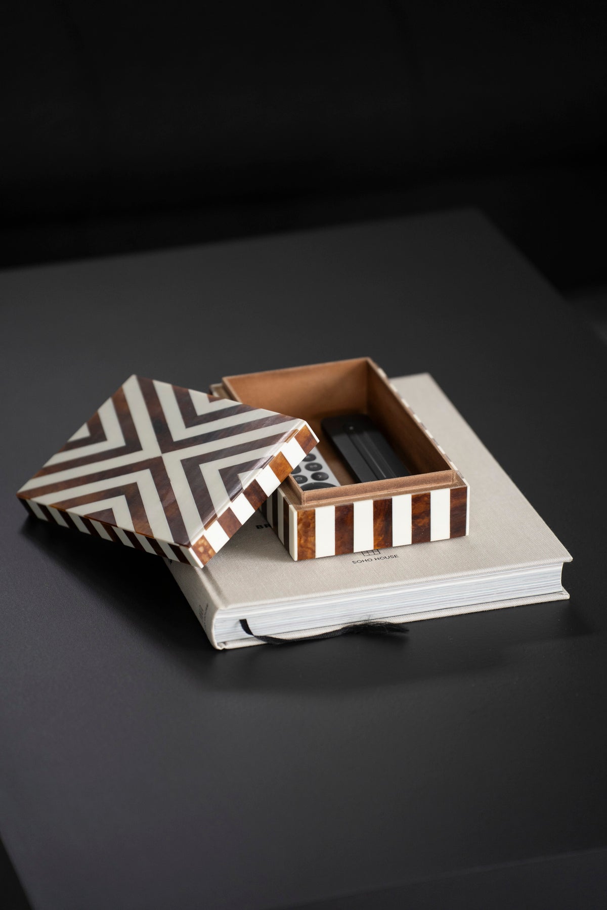 Dekorative Box mit geometrischem Streifenmuster in Hornoptik