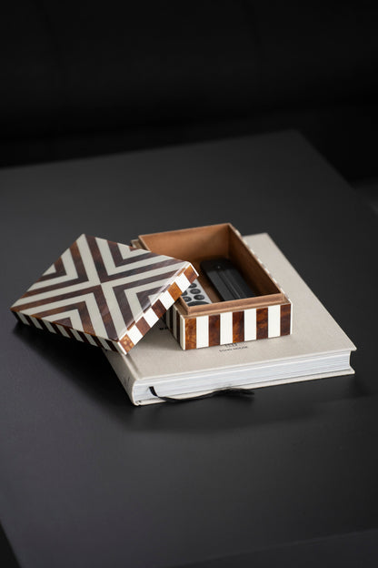 Dekorative Box mit geometrischem Streifenmuster in Hornoptik