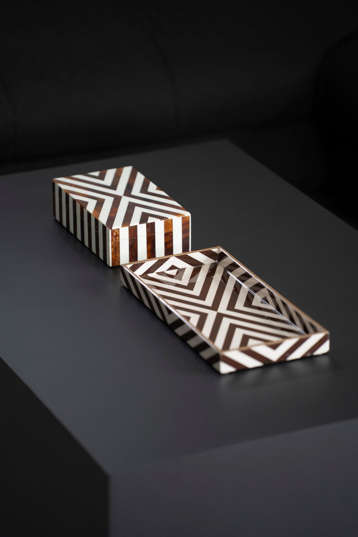 Dekorative Box mit geometrischem Streifenmuster in Hornoptik