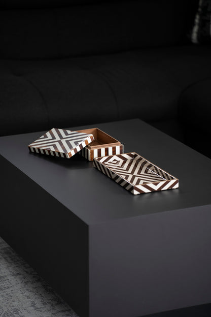 Dekorative Box mit geometrischem Streifenmuster in Hornoptik