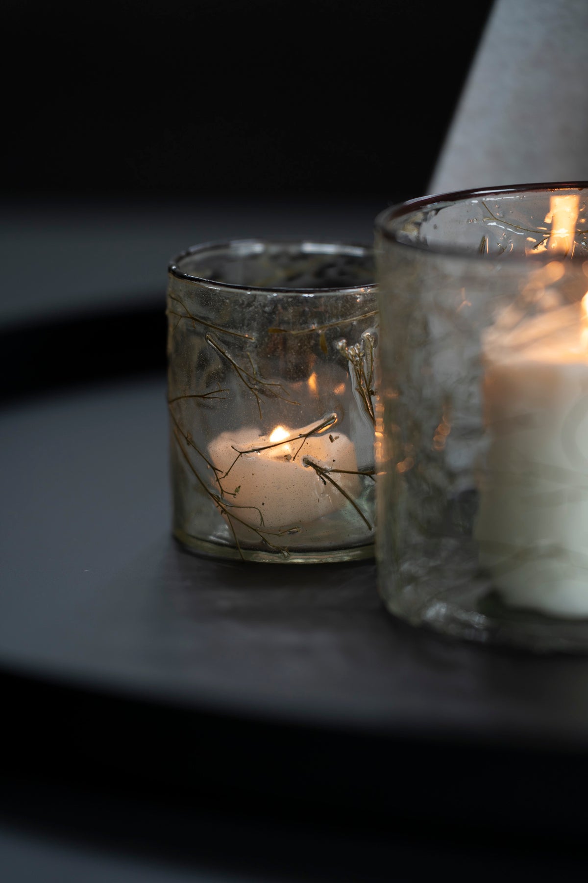 Rundes Glas Windlicht mit Natur-Einschlüssen
