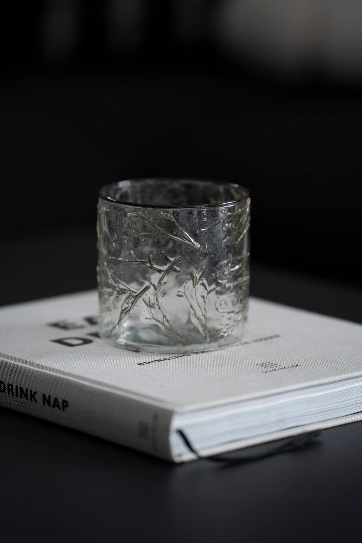 Rundes Glas Windlicht mit Natur-Einschlüssen