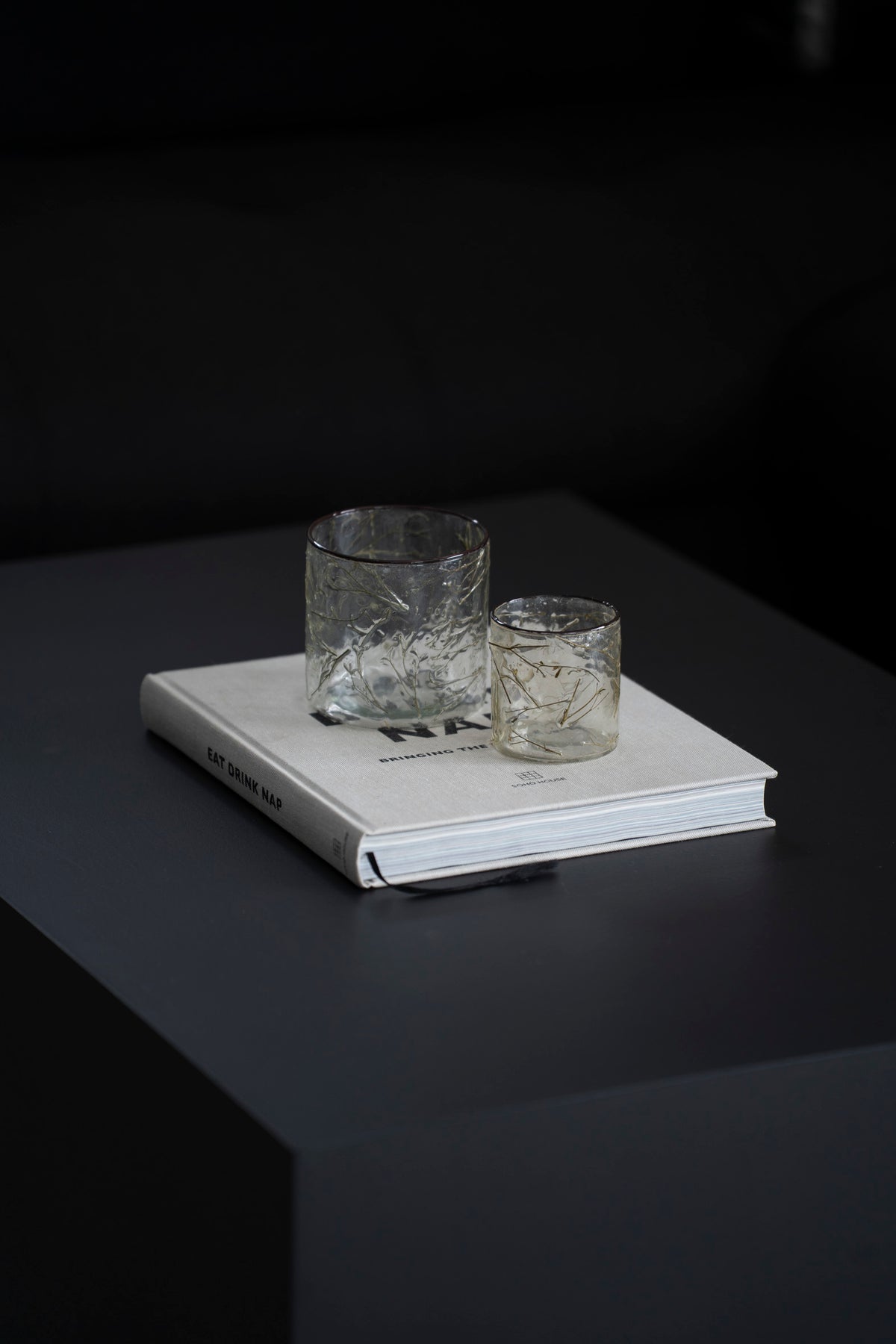 Rundes Glas Windlicht mit Natur-Einschlüssen
