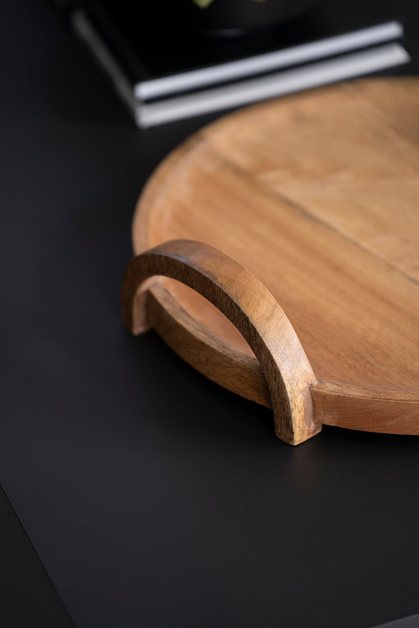 Rundes Serviertablett aus Mangoholz mit Holzgriffen