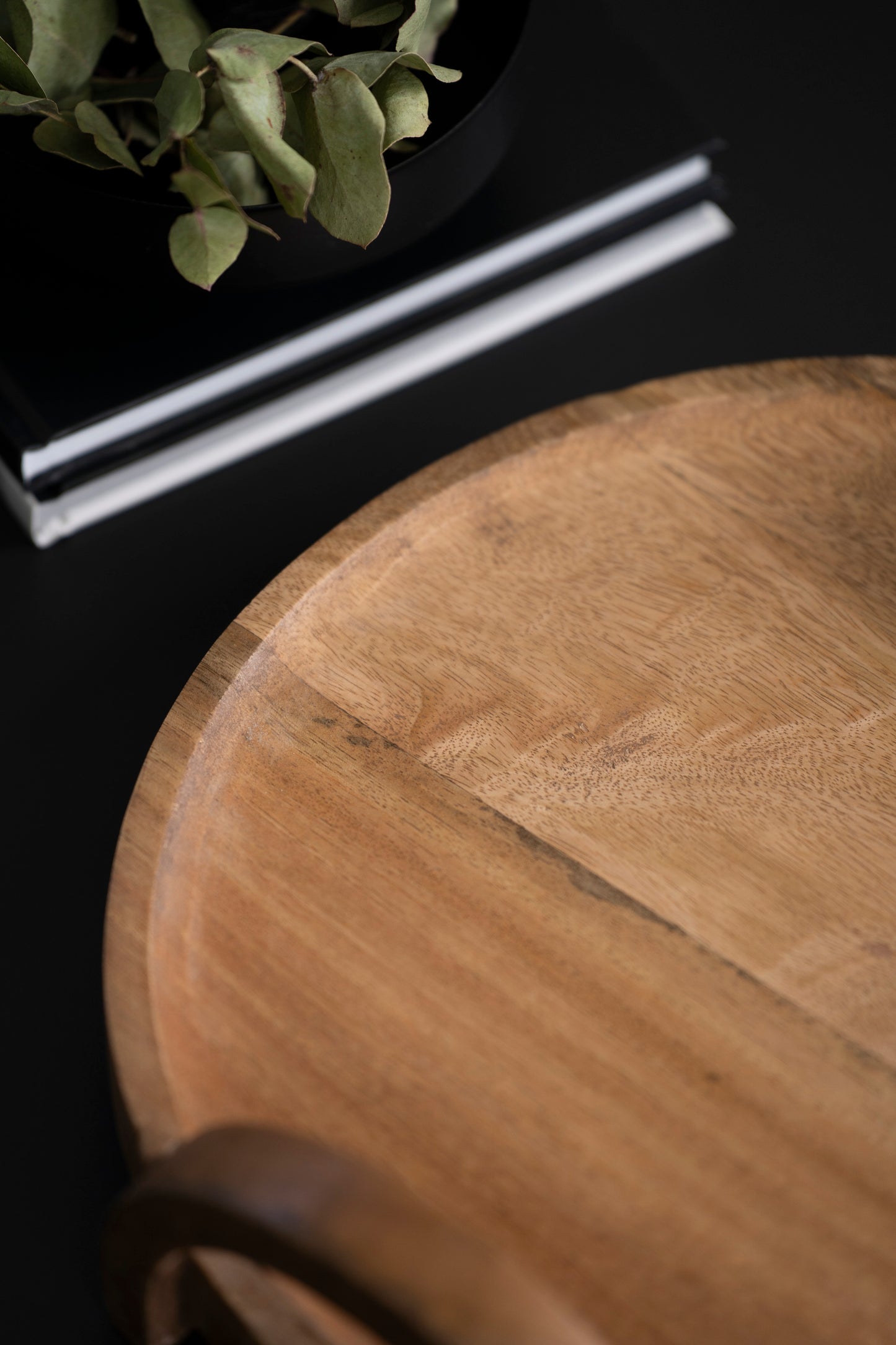 Rundes Serviertablett aus Mangoholz mit Holzgriffen