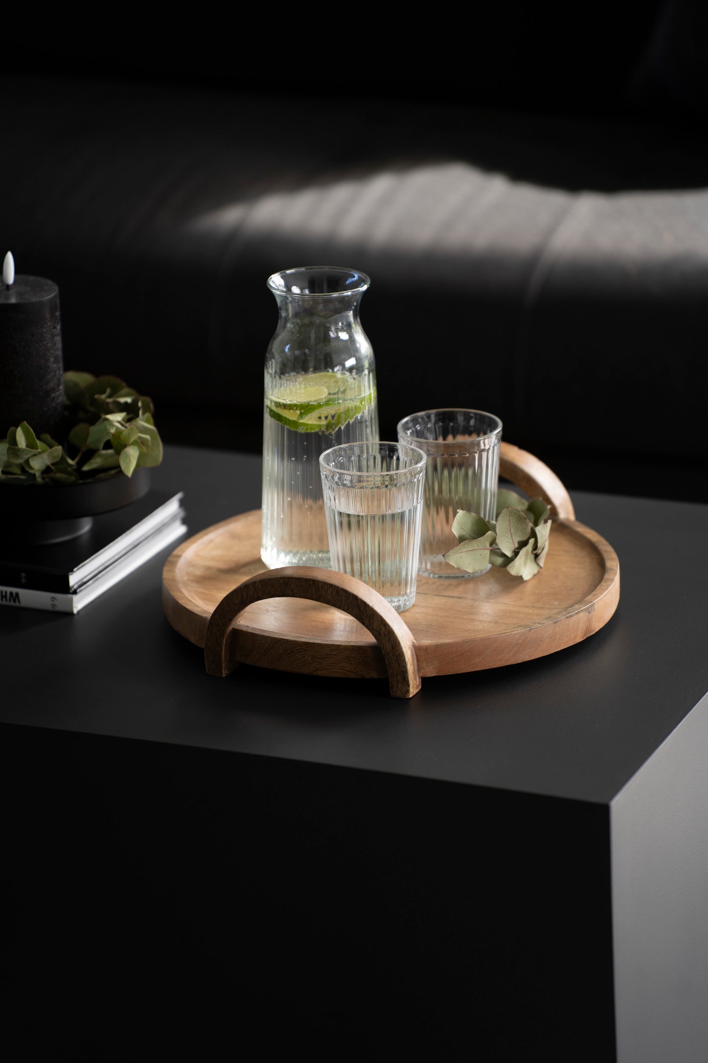 Rundes Serviertablett aus Mangoholz mit Holzgriffen
