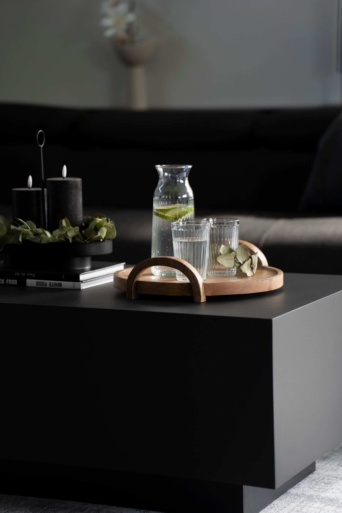 Rundes Serviertablett aus Mangoholz mit Holzgriffen