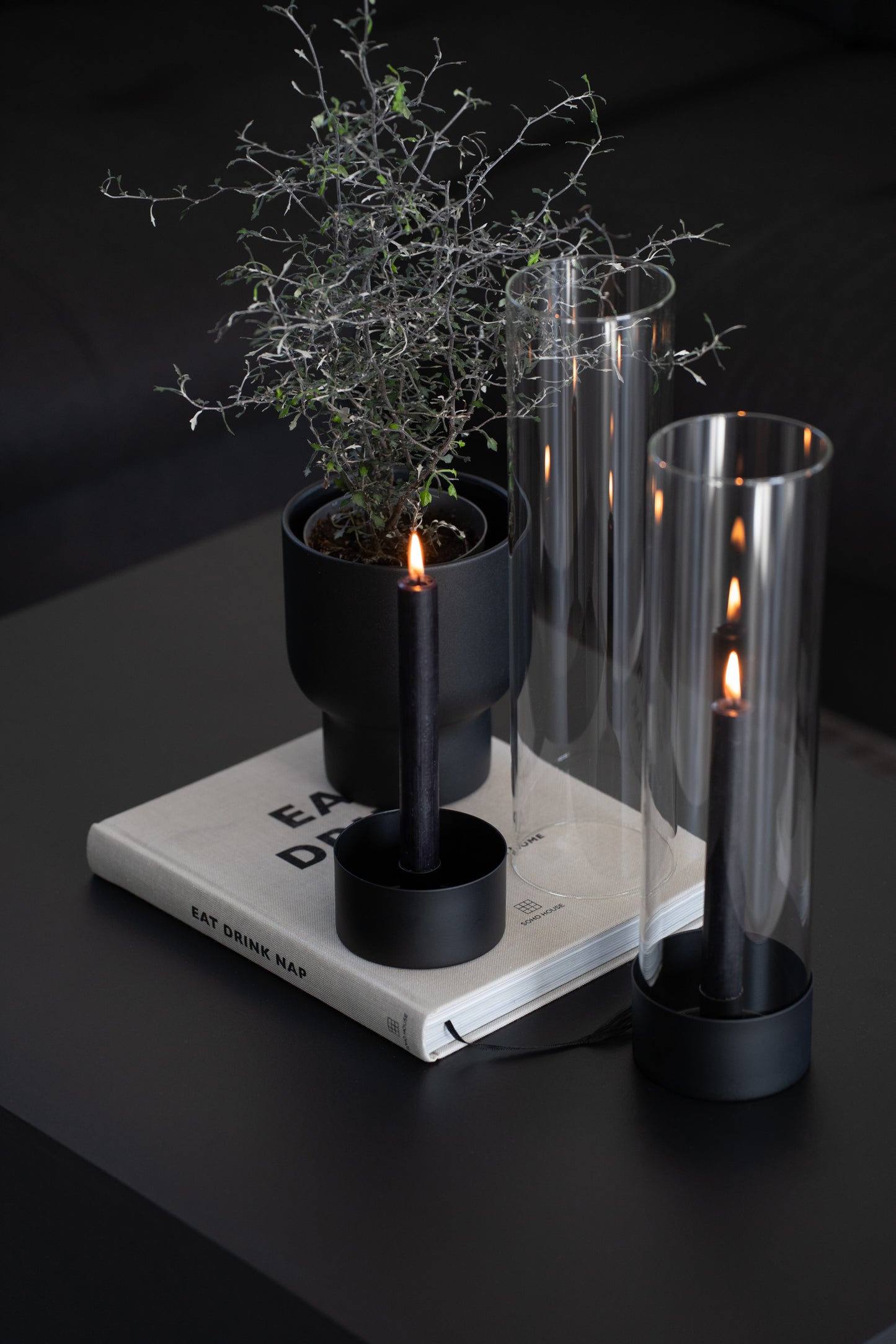 Stabkerzenhalter mit schwarzem Sockel und Glaszylinder im modernen minimalistischen Design - Aufnahme mit zwei Kerzenhaltern