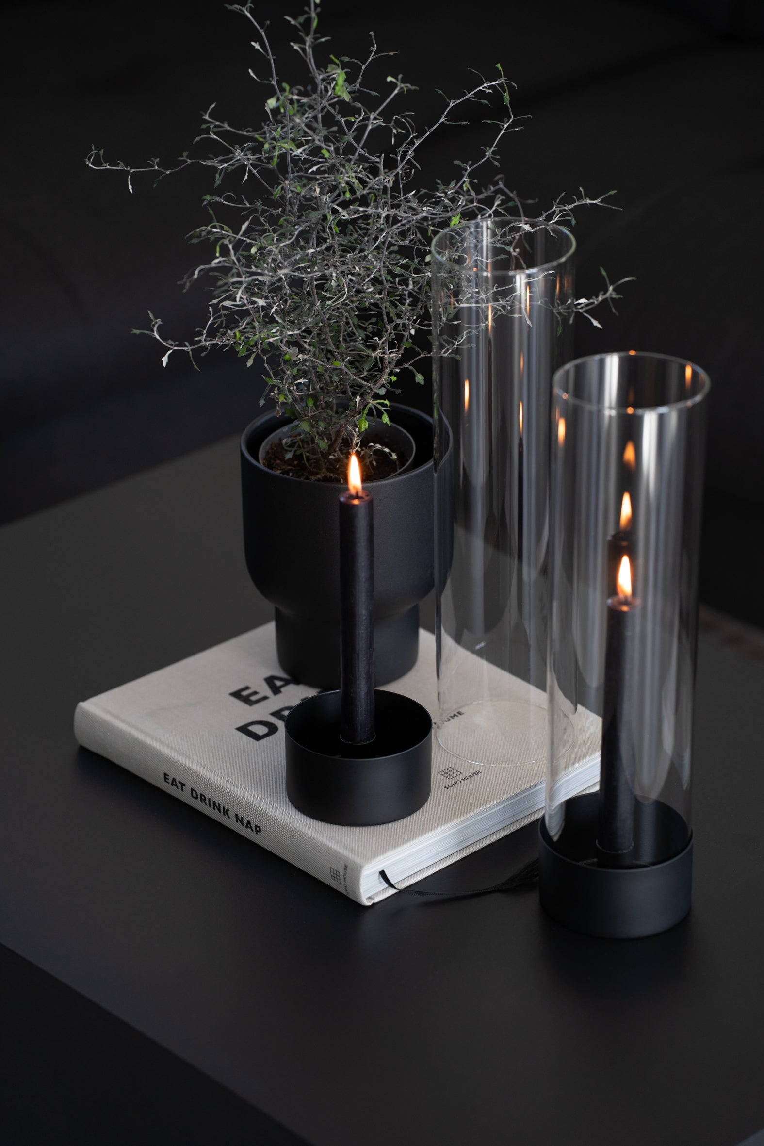 Stabkerzenhalter mit schwarzem Sockel und Glaszylinder im modernen minimalistischen Design - Aufnahme mit zwei Kerzenhaltern