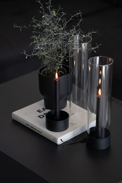 Stabkerzenhalter mit schwarzem Sockel und Glaszylinder im modernen minimalistischen Design - Aufnahme mit zwei Kerzenhaltern