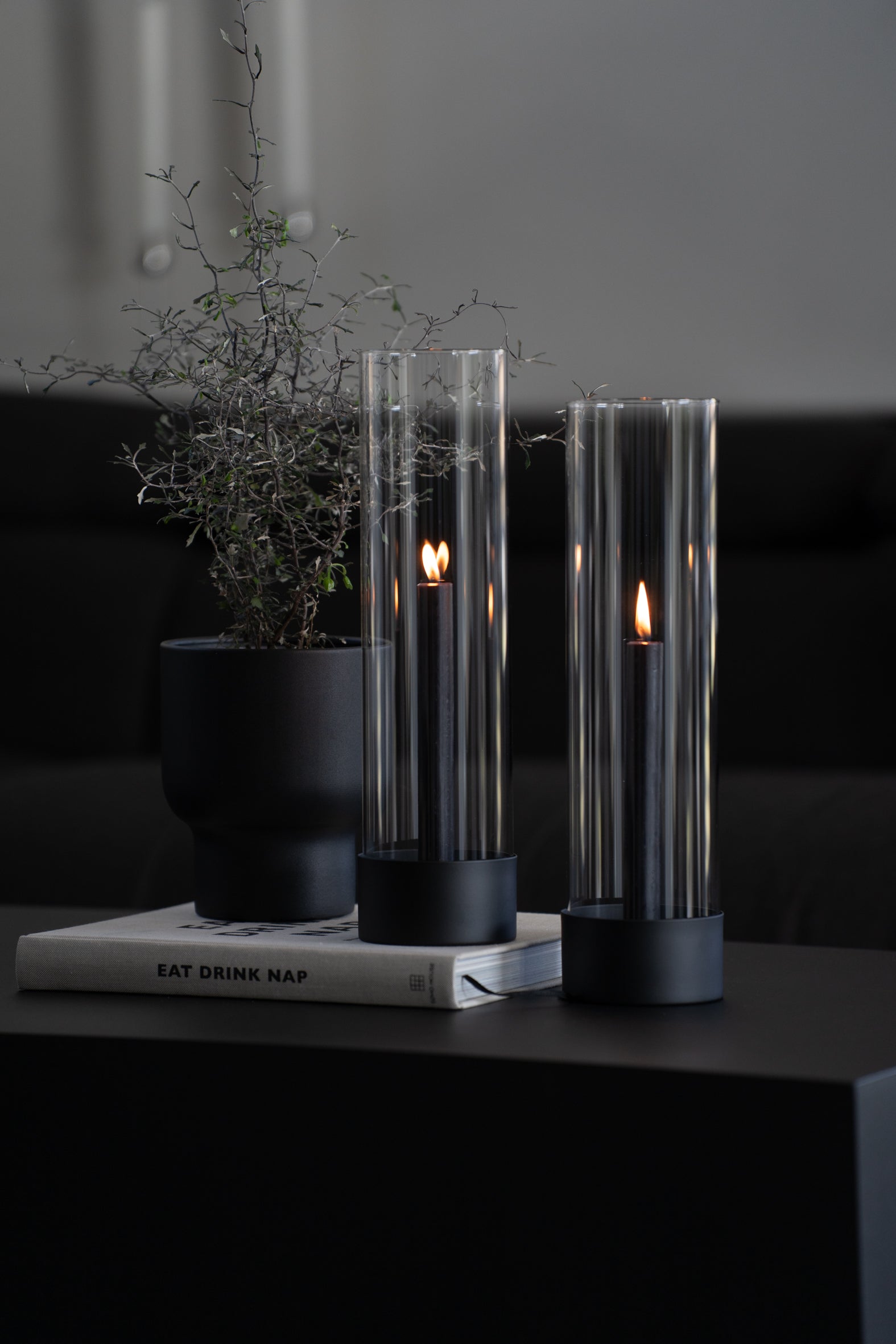 Stabkerzenhalter mit schwarzem Sockel und Glaszylinder im modernen minimalistischen Design - Aufnahme mit zwei Kerzenhaltern